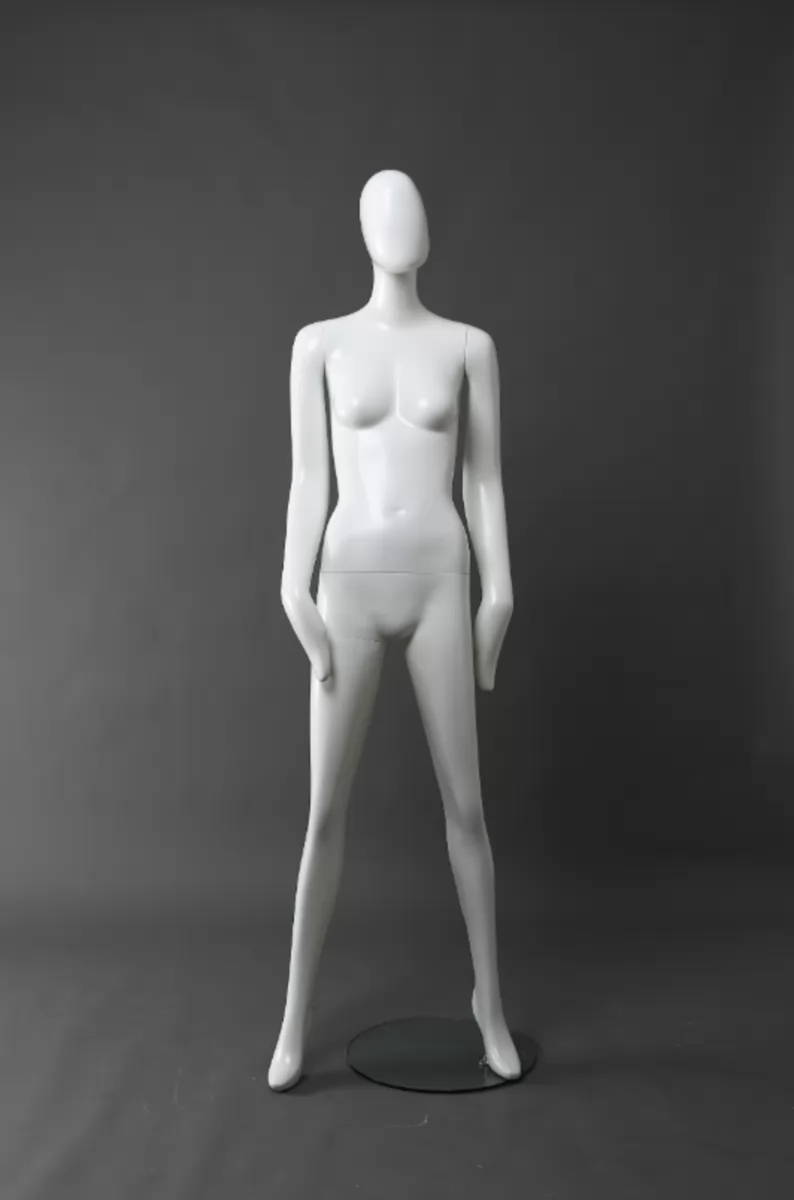 Modische Ganzkörper-Mannequins für Frauen zur Präsentation von Kleidung und Kleiderschränken
   